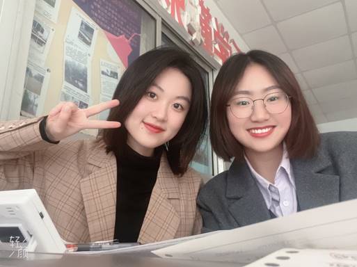 男人和女人在桌子前摆拍中度可信度描述已自动生成