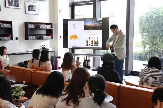 一群人在观看人在房间里中度可信度描述已自动生成