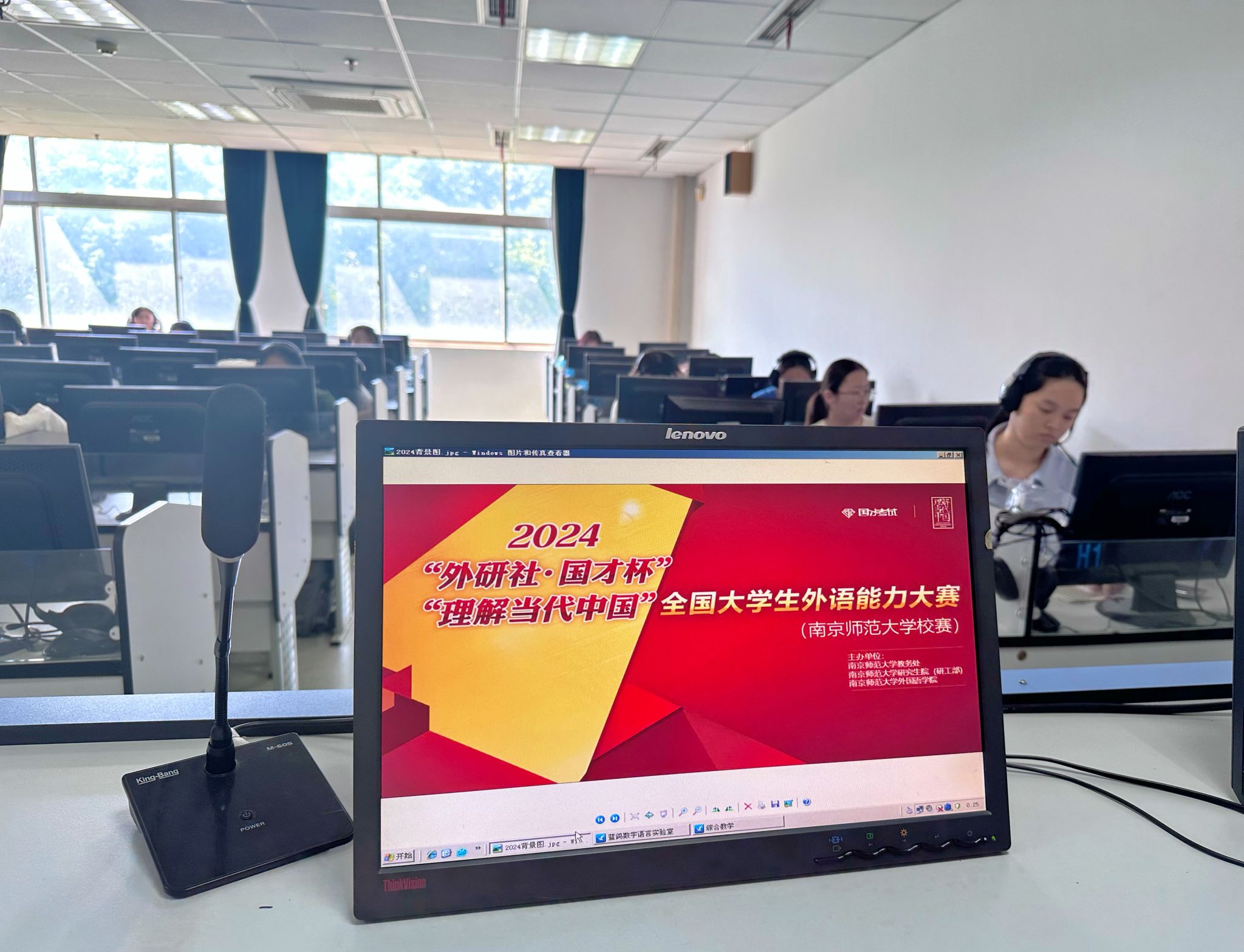 图片包含 室内, 天花板, 桌子, 房间描述已自动生成