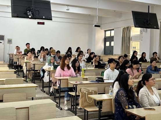 一群人在餐厅里描述已自动生成