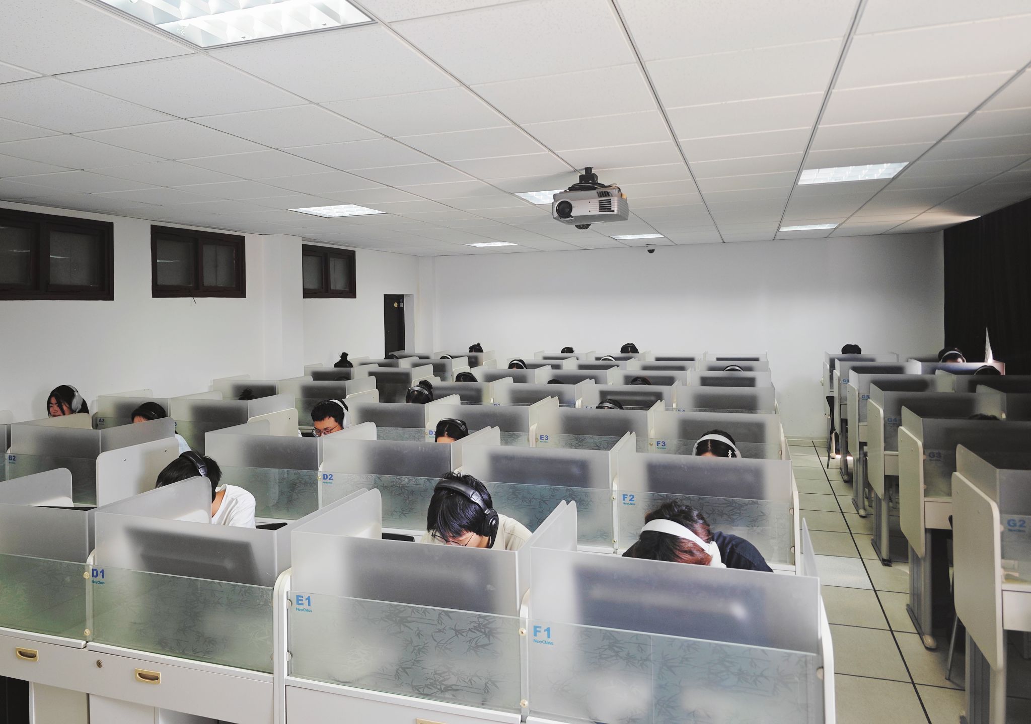 房间里有许多电脑低可信度描述已自动生成