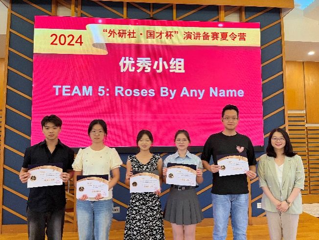 一群人站在商店前描述已自动生成