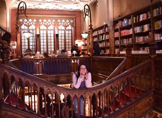 说明: 架子上放满了不同类型的图书馆低可信度描述已自动生成