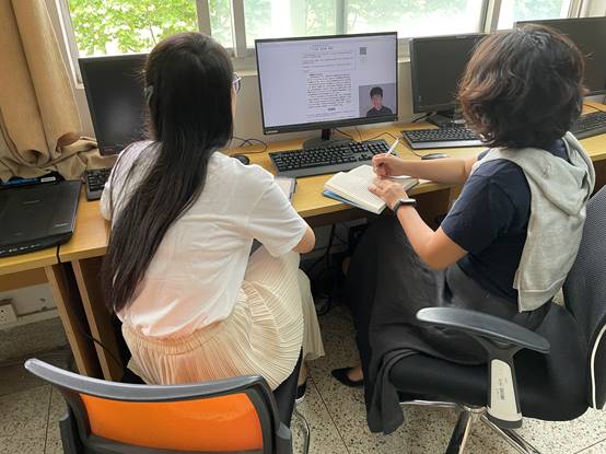 电脑前的椅子上坐着一群人描述已自动生成