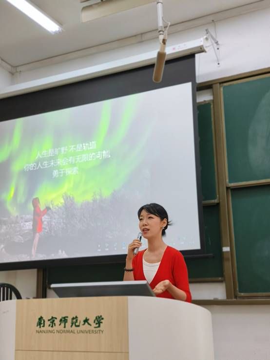 人站在电视前中度可信度描述已自动生成