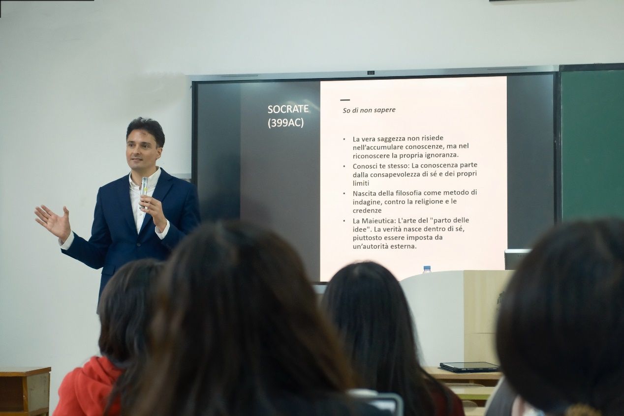 一群人正在聊天描述已自动生成