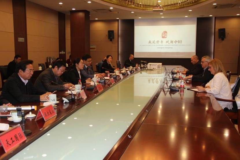 2013级法语系学生周玥为丹阳市政府外事活动担任翻译