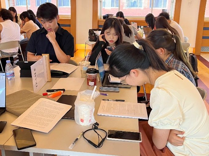 一群人坐在桌子前描述已自动生成