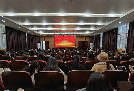 会议室里的人们中度可信度描述已自动生成